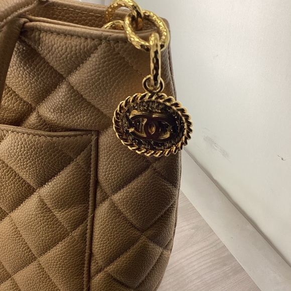 CHANEL Medallion Tan Caviar Tote Bag Authentic. - Picture 4 of 13